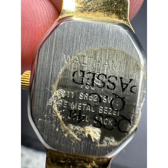 Waltham Womens Gold Tone w/ Rhinestone Watch Black Dial Bling Heart Band SR527SW